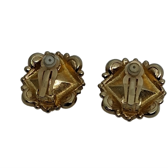 Vintage Swarovski Gold Tone Green Emerald Cut Clip On Earrings - Picture 4 of 5